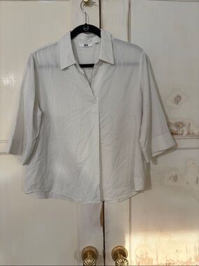 UNIQLO White Pinstripe Relaxed Collared Shirt